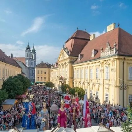 Central Studio Apartment *