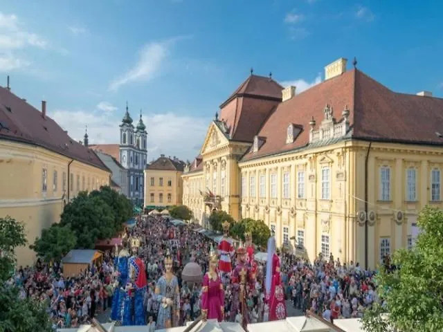 Central Studio Apartment *